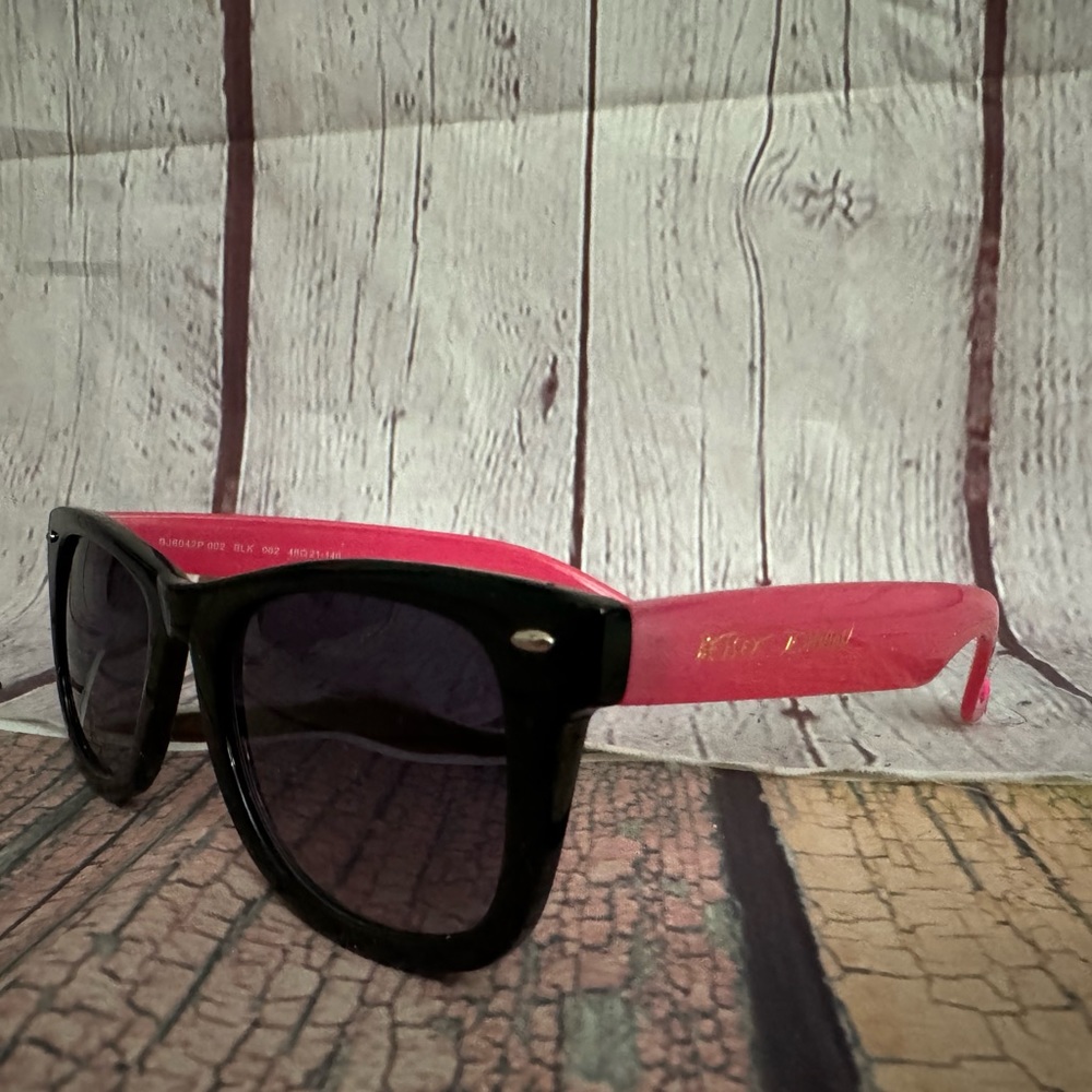 Look cool, feel cool, and be cool with this fashionable pair of gorgeous shades!